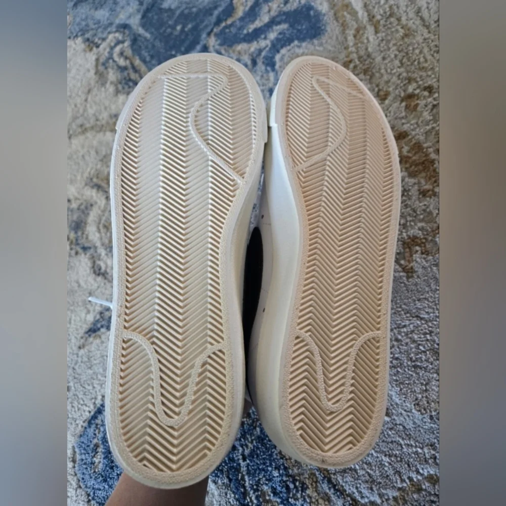 NEW Nike Blazer 77's White and Black High-Top Sneakers - Picture 4 of 6